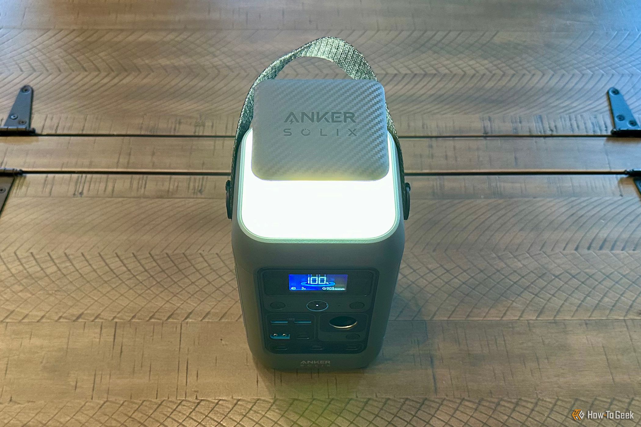 Anker SOLIX C300 DC με αναμμένο φως σε επιφάνεια εργασίας