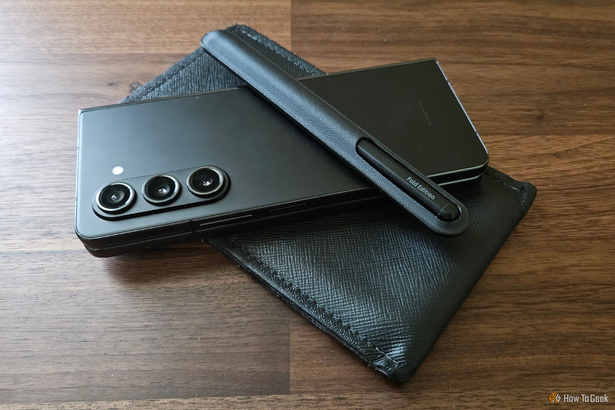 Samsung Galaxy Z Fold 5 με στυλό S και μανίκι. 