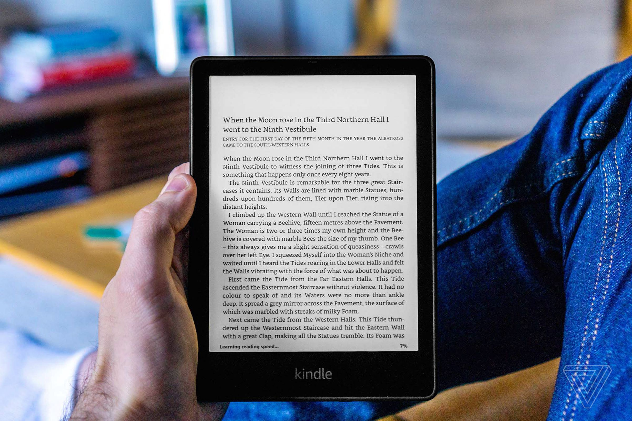 Ένα χέρι που κρατά ψηλά το Kindle Paperwhite