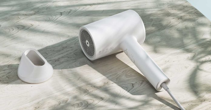 Πωλείται για 26 € με κουπόνι: Το Xiaomi Mi Ionic Hairdryer είναι ένα ισχυρό πιστολάκι μαλλιών ακόμα και με κρύο αέρα
