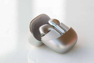 Το Xiaomi Buds 5 στη θήκη