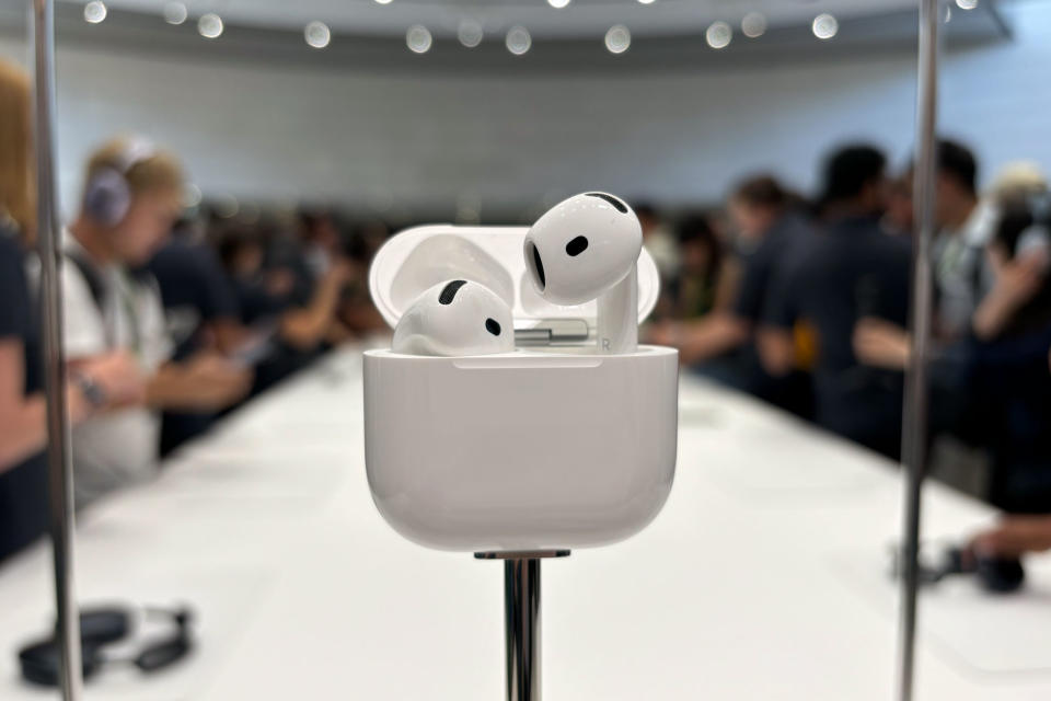 Τα AirPods 4 έχουν μερικές πολύ εντυπωσιακές μπριζόλες ANC. 