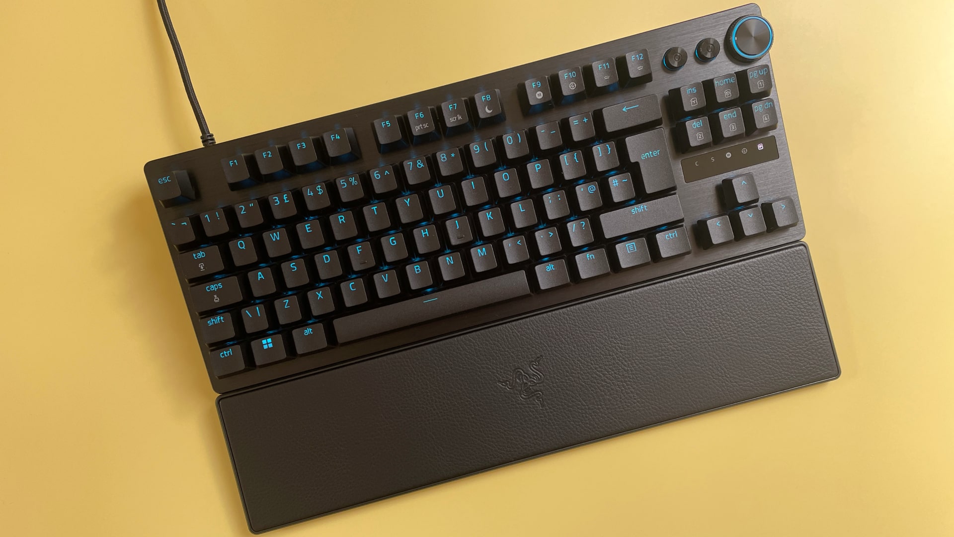 Το μηχανικό πληκτρολόγιο παιχνιδιών Razer Huntsman V3 Pro Tenkeyless σε κίτρινο φόντο.