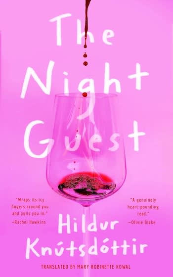 Το εξώφυλλο του βιβλίου για το μυθιστόρημα The Night Guest. Έχει φόντο ροζ τσιχλόφουσκα και στο πρώτο πλάνο εικονίζεται ένα ποτήρι κρασιού, με μια μικρή ποσότητα κόκκινου υγρού να στάζει μέσα του