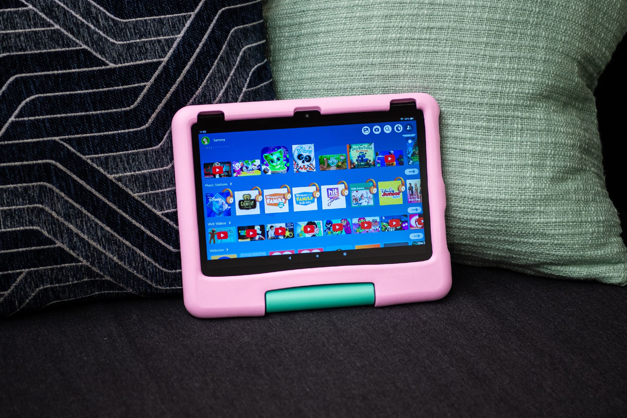 Το Amazon Fire HD 10 Kids Tablet σε έναν καναπέ.