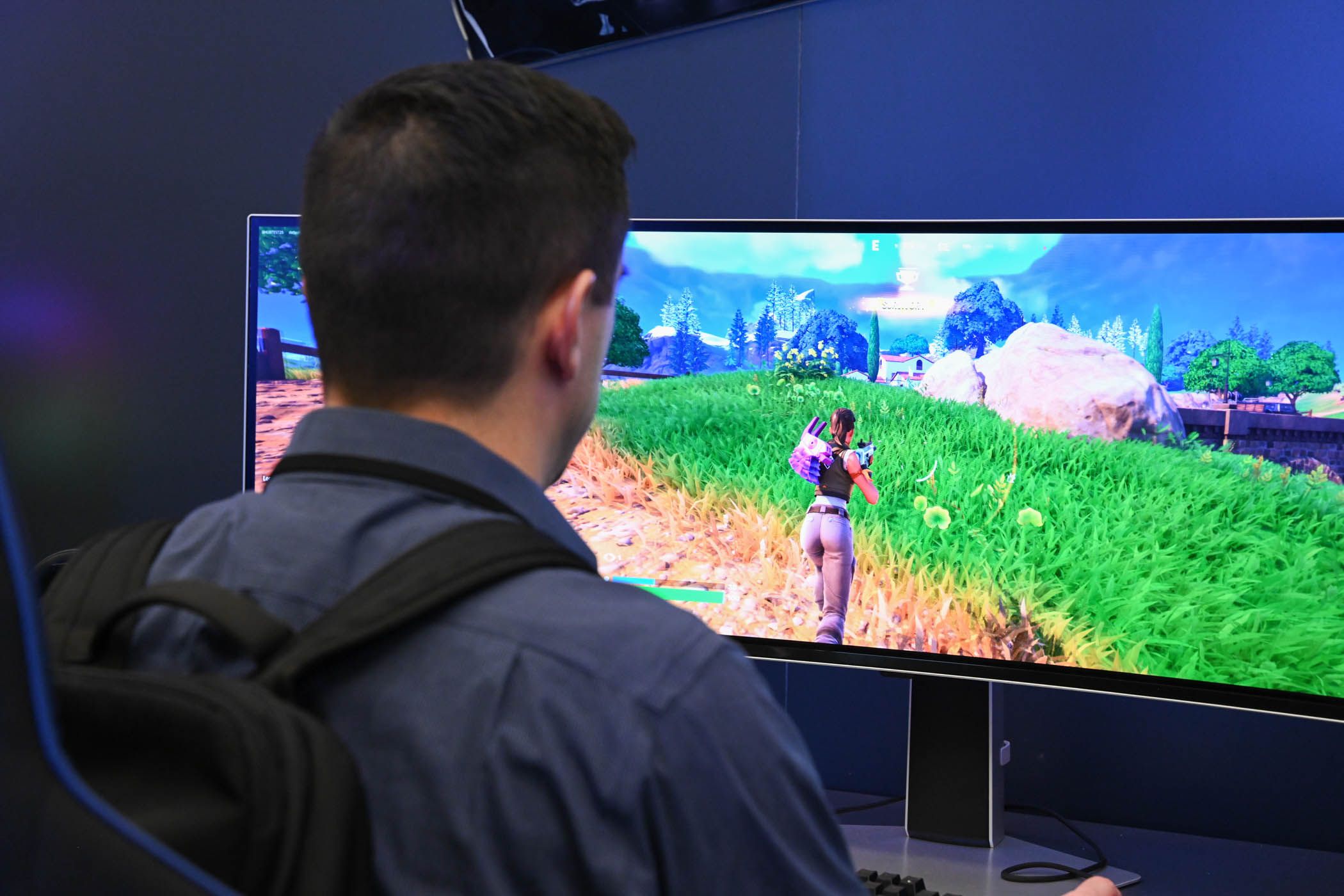 Άτομο που παίζει Fortnite σε κυρτή οθόνη Samsung Odyssey στην CES 2024.