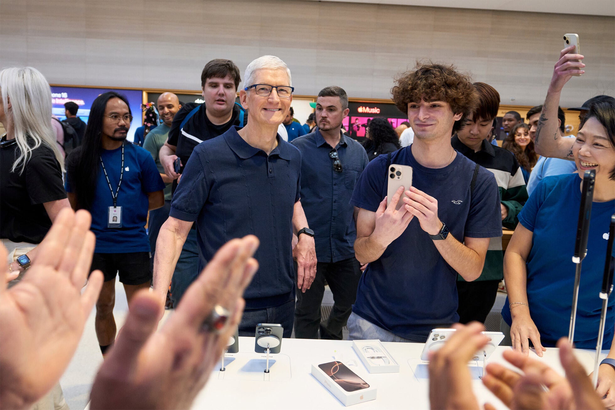 Ο Διευθύνων Σύμβουλος της Apple Tim Cook (L) που παρακολουθεί ένα άλλο μοντέλο iPhone 16 πωλείται. Image credit-Apple - Τα Apple Stores σε όλο τον κόσμο ήταν γεμάτα κόσμο την περασμένη Παρασκευή καθώς κυκλοφόρησε η σειρά iPhone 16