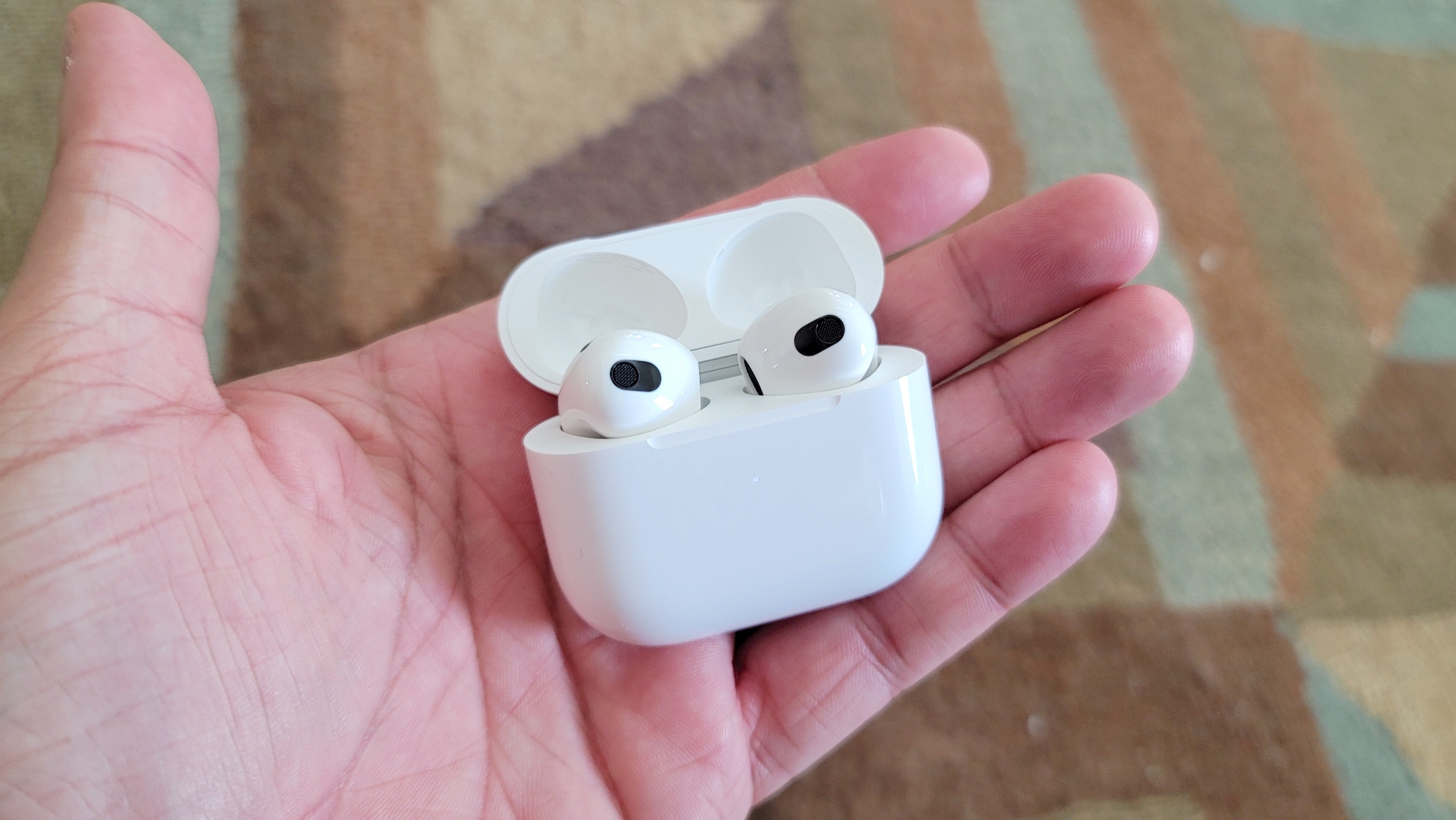 Η θήκη φόρτισης του Apple AirPods 3 κρατιέται στο χέρι