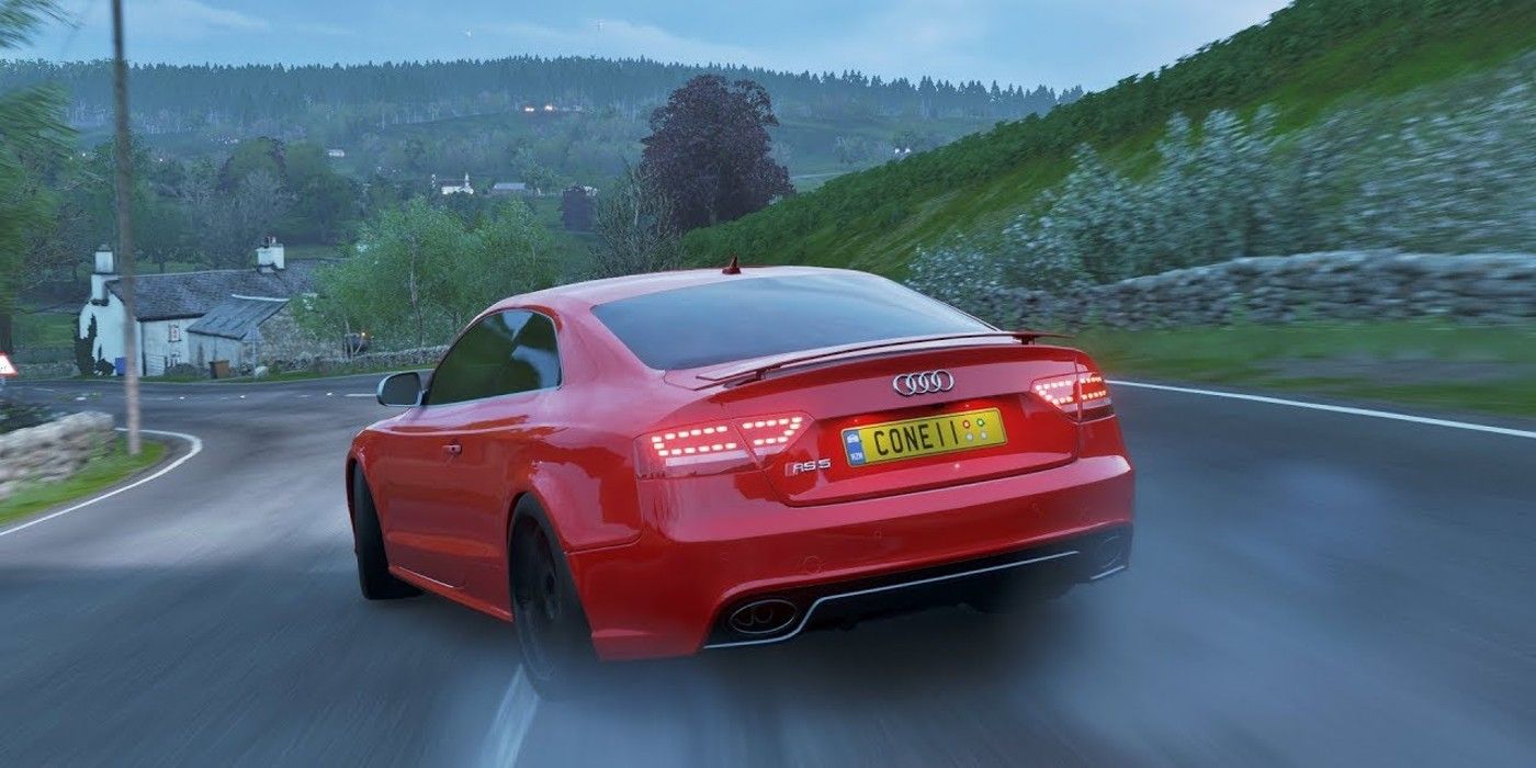 Στρογγυλή στροφή Forza Horizon 4 Audi RS5 Coupe σε λοφώδες δρόμο του χωριού