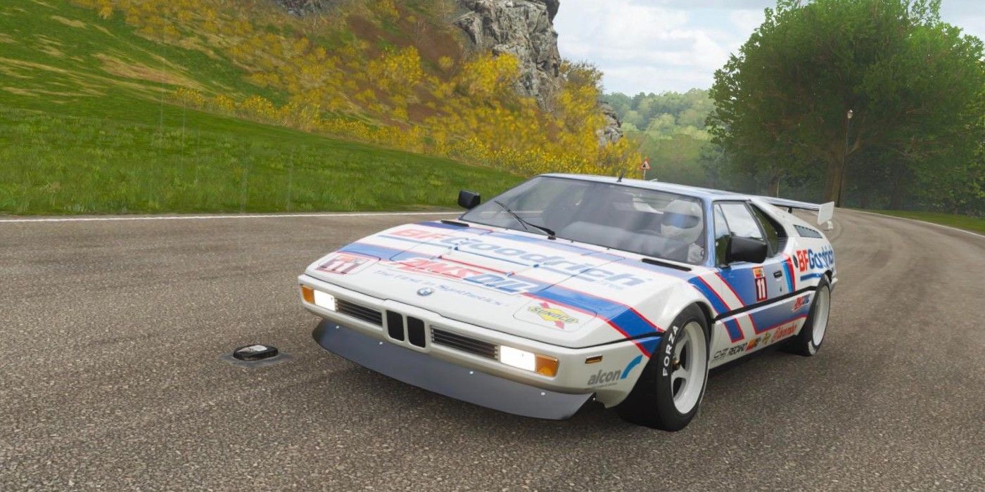 Αγωνιστικό αυτοκίνητο Forza Horizon 4 BMW M1 που διασχίζει το λιβάδι με ταχύτητα