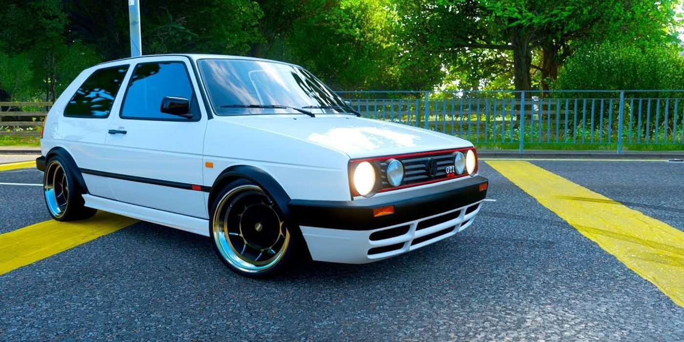 Forza Horizon 4 Volkswagen Golf Gti 16v MK2 γωνιακή θέα σε ριγέ δασώδη δρόμο