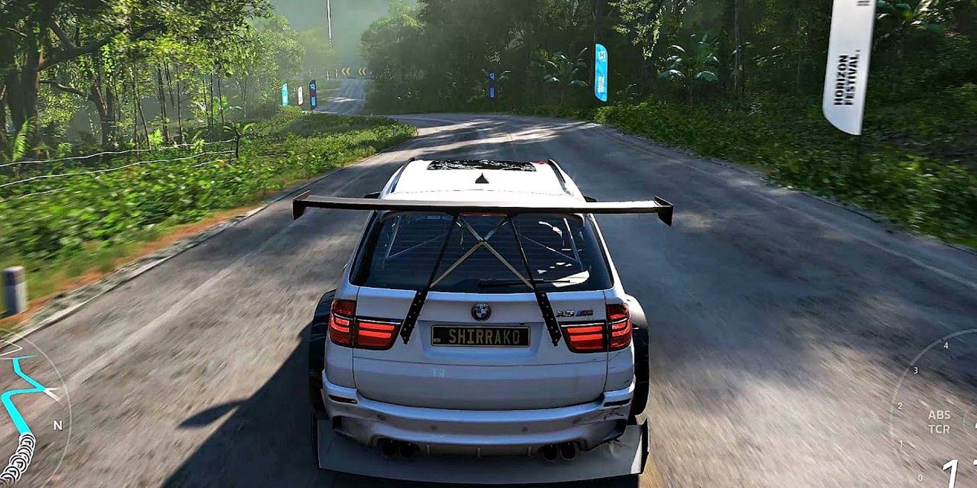 Forza Horizon 5 BMW X5M Forza Edition με πτερύγια οδήγηση σε δασικό δρόμο με σημαίες