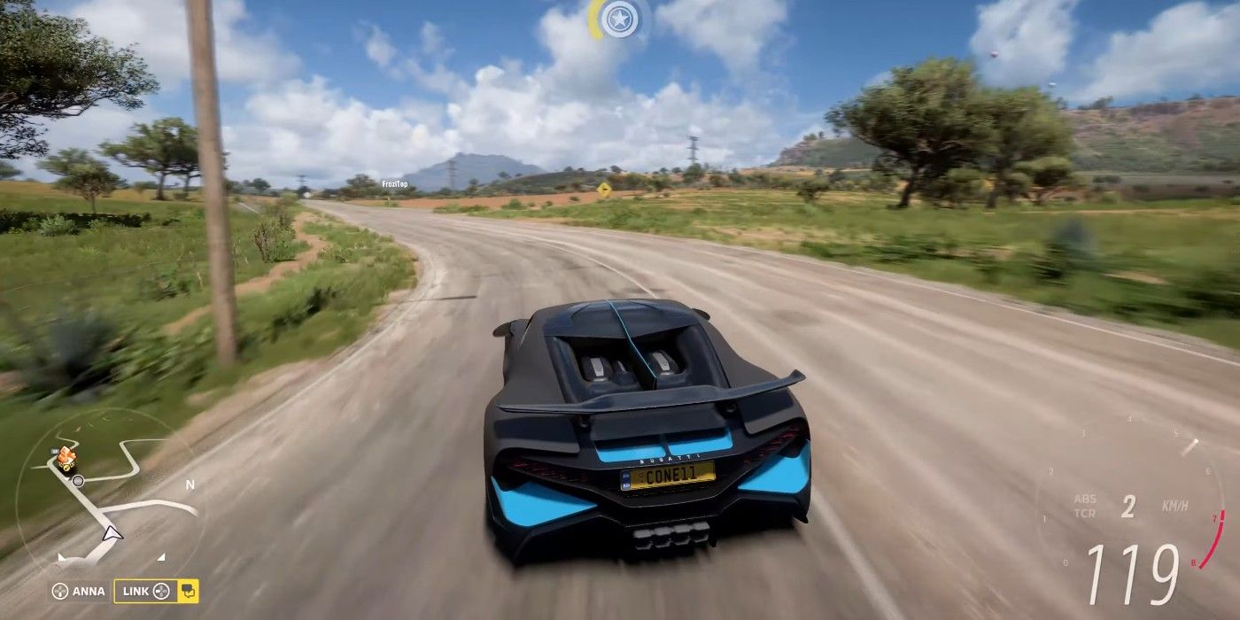 Το Forza Horizon 5 Bugatti Divo στρίβει στην οδό Pairie