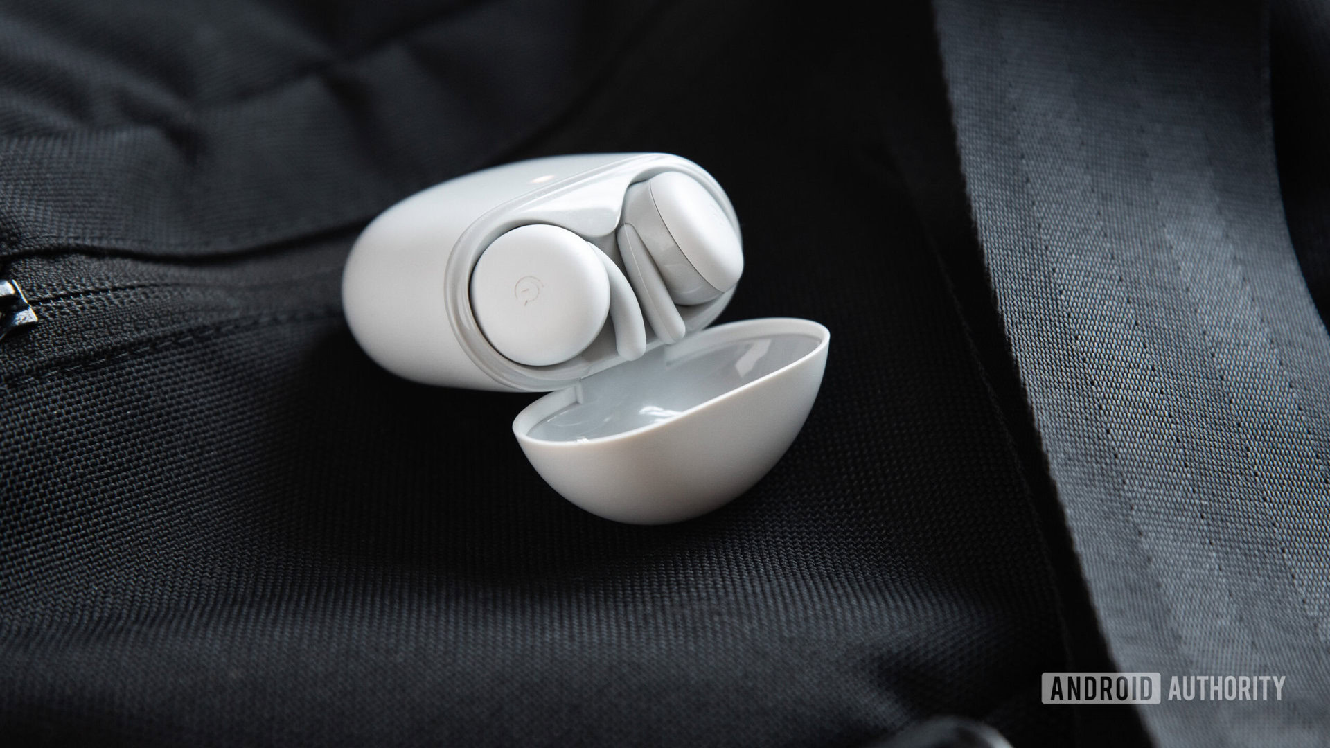 Τα ακουστικά Google Pixel Buds A-Series στην ανοιχτή θήκη.