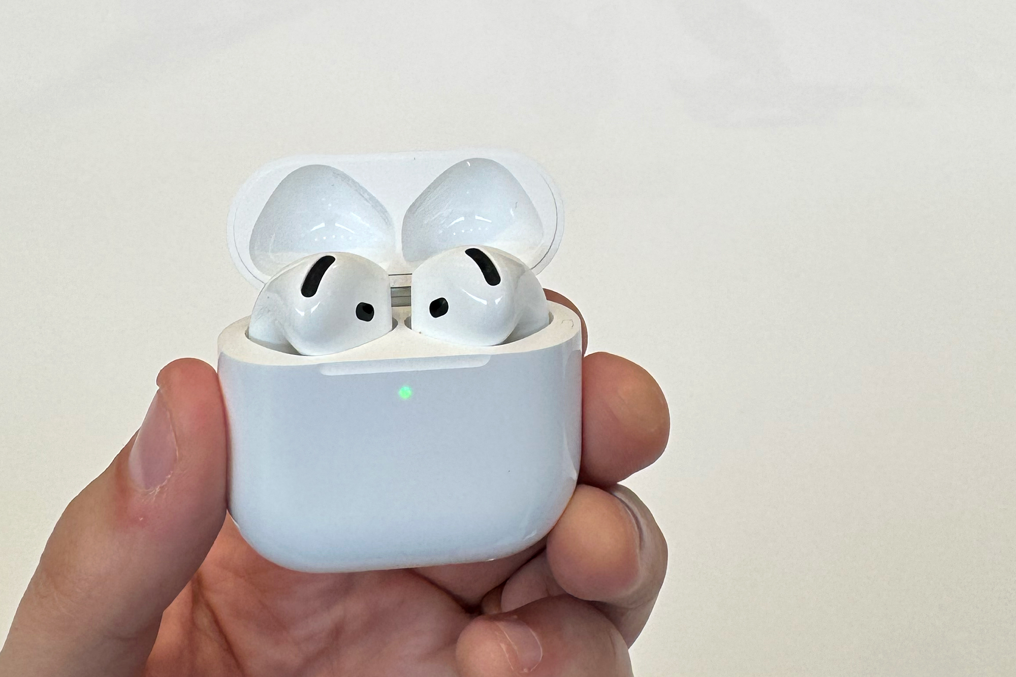 Τα νέα AirPods 4 στην περίπτωσή τους.