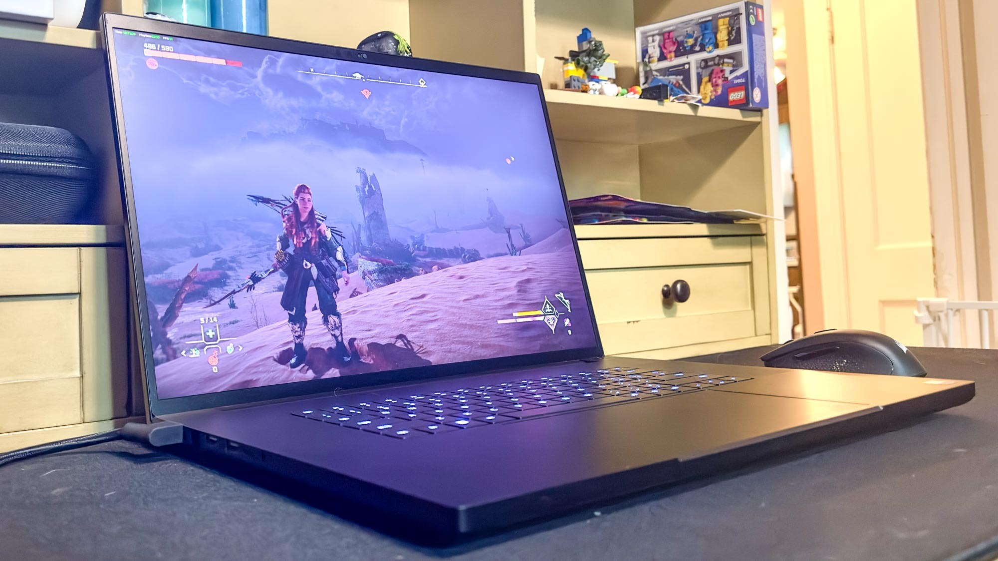 Το Razer Blade 18 τρέχει το Horizon από το πλάι