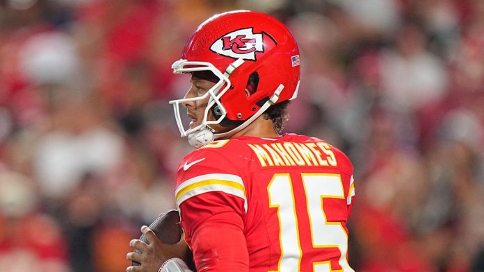 Kansas City Chiefs Patrick Mahomes (15) in action ahead of Chiefs vs Bengals