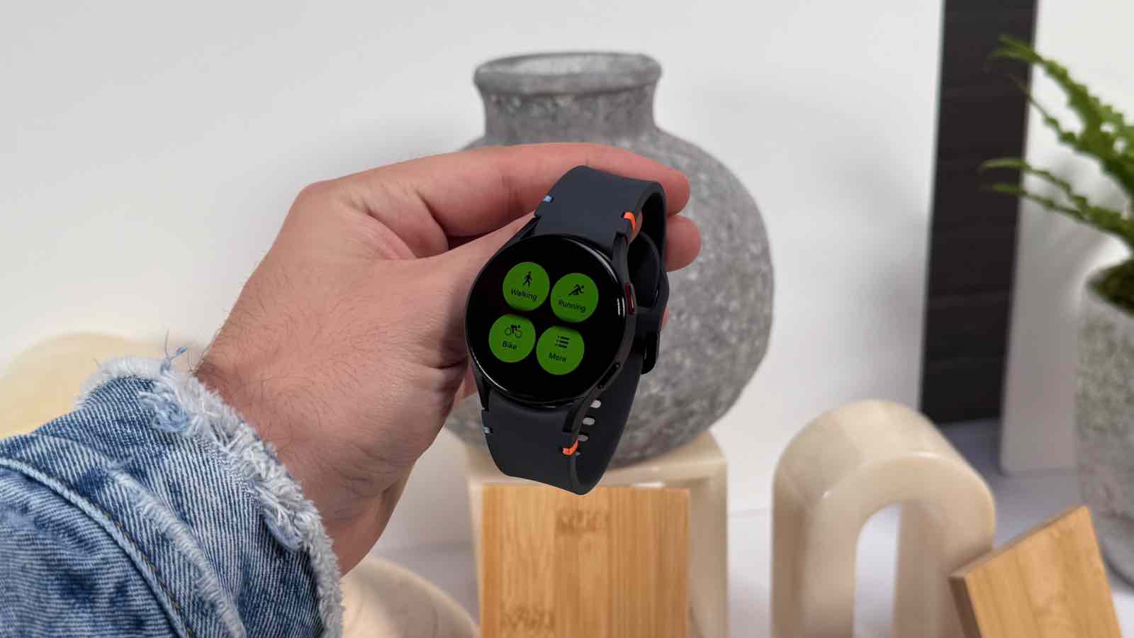 Επιλογή προπόνησης για παρακολούθηση στο Galaxy Watch FE της Samsung.