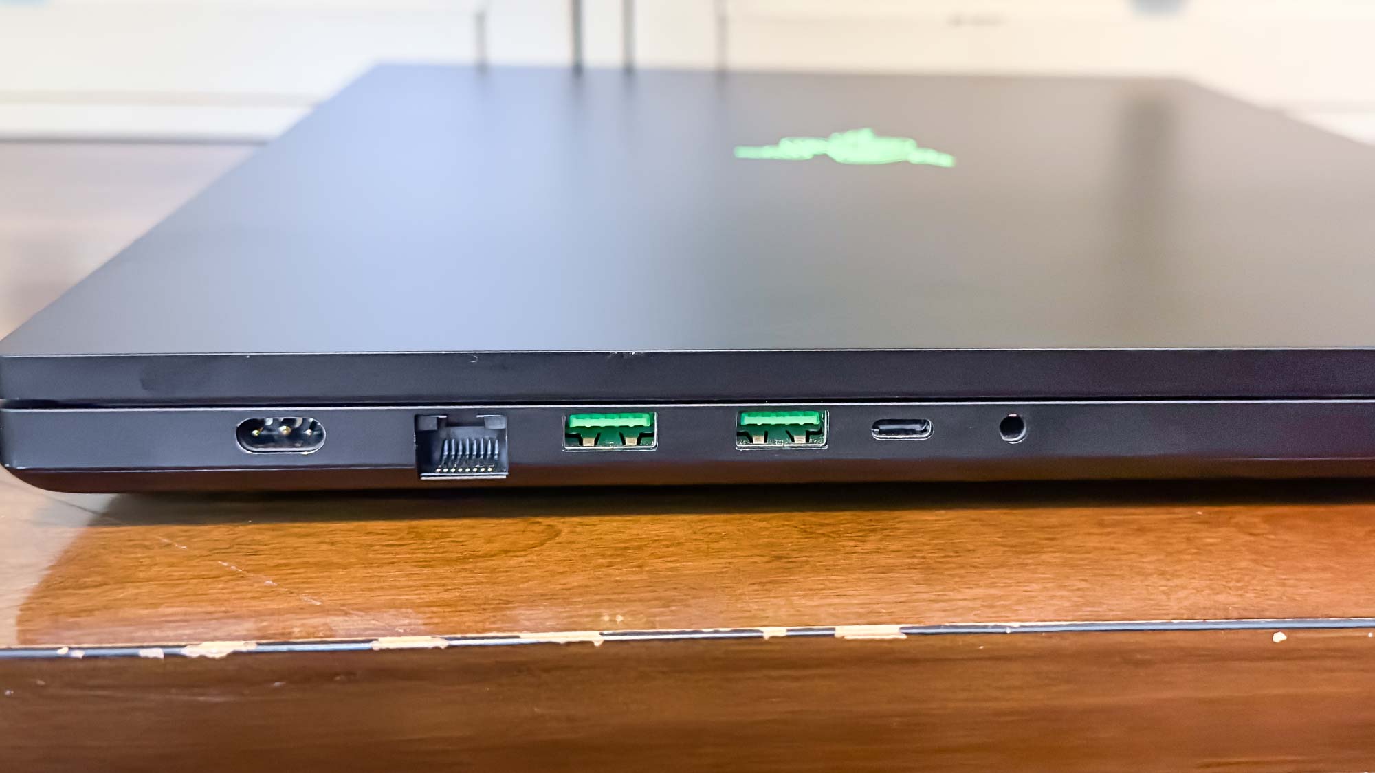 Οι θύρες Razer Blade 18 (2024).