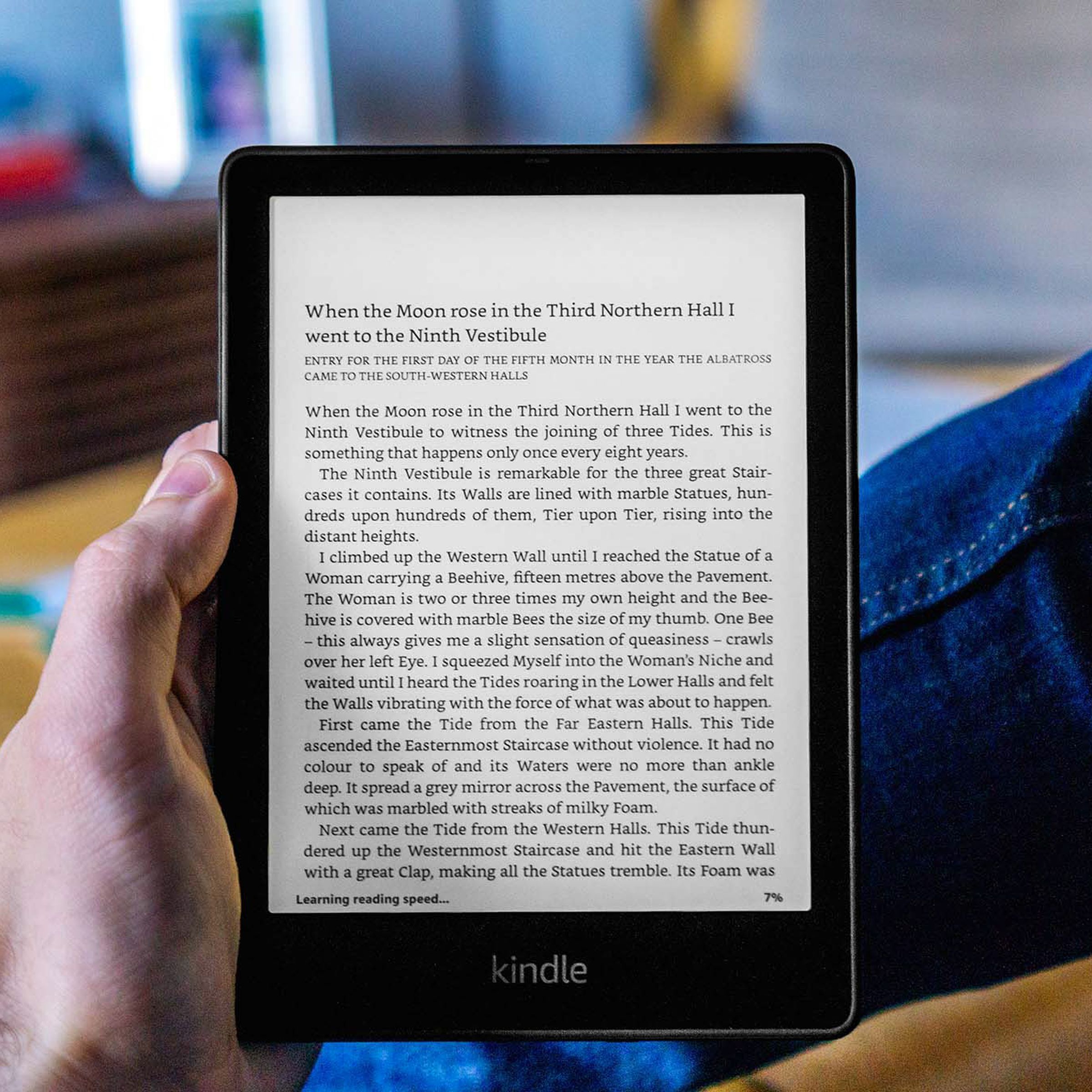 Ένα χέρι που κρατά ψηλά το Kindle Paperwhite