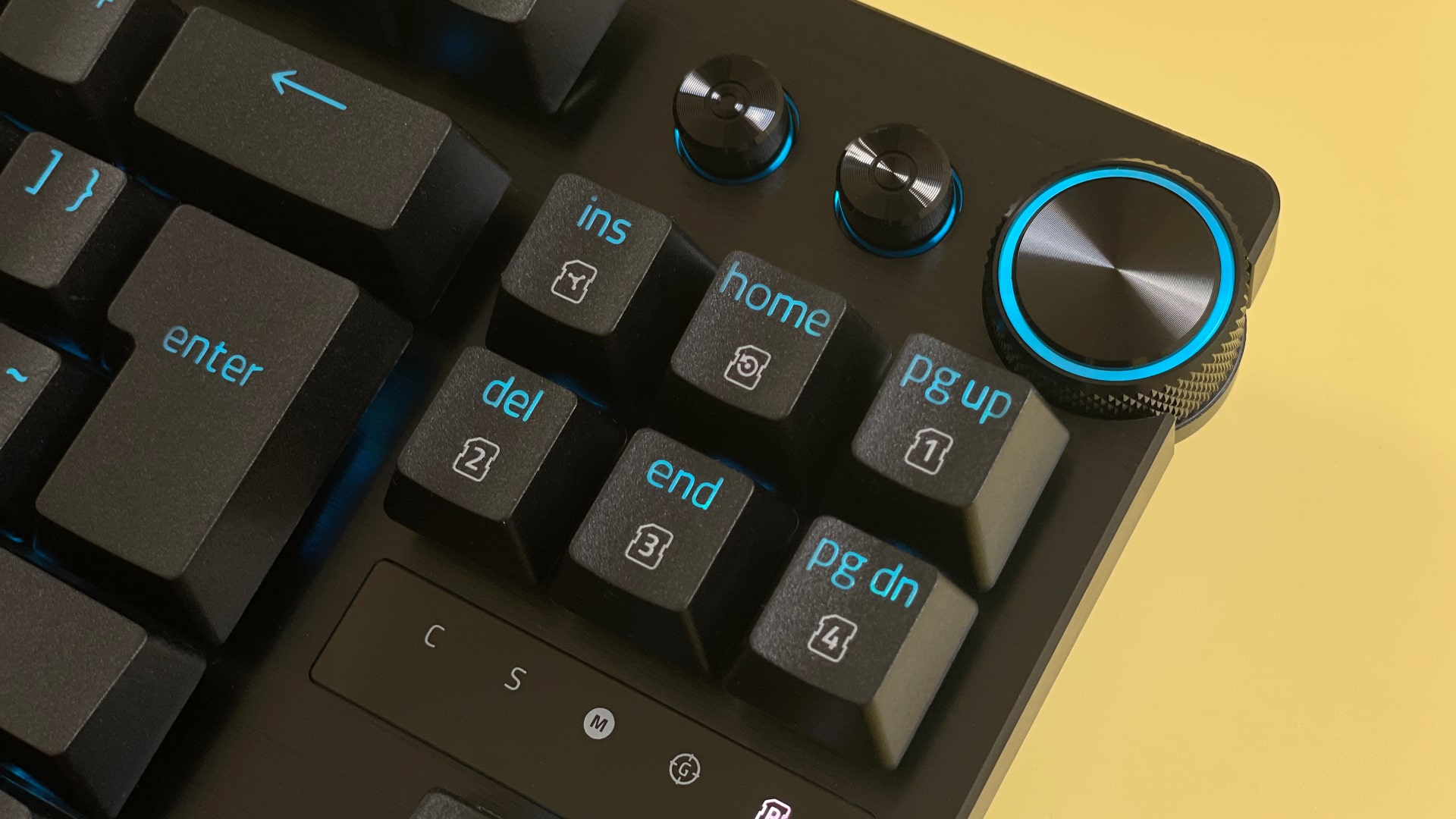 Το μηχανικό πληκτρολόγιο παιχνιδιών Razer Huntsman V3 Pro Tenkeyless σε κίτρινο φόντο.