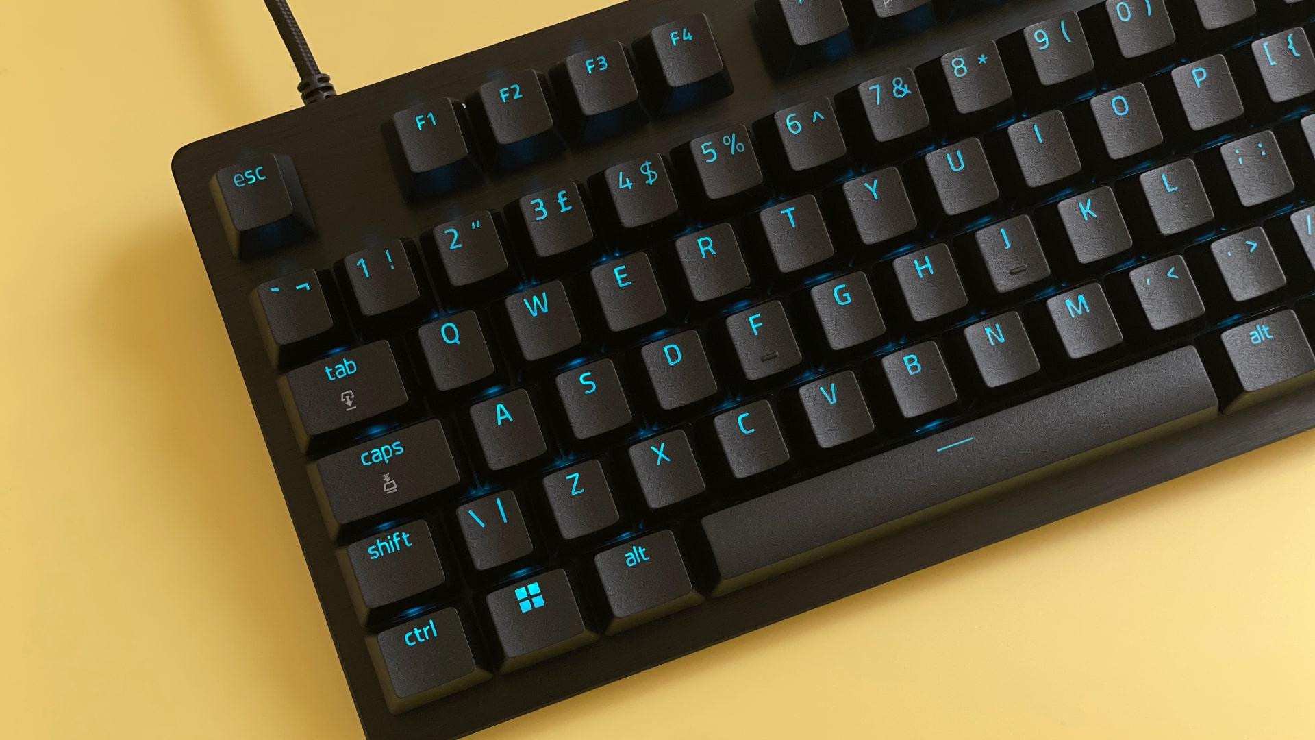 Το μηχανικό πληκτρολόγιο παιχνιδιών Razer Huntsman V3 Pro Tenkeyless σε κίτρινο φόντο.