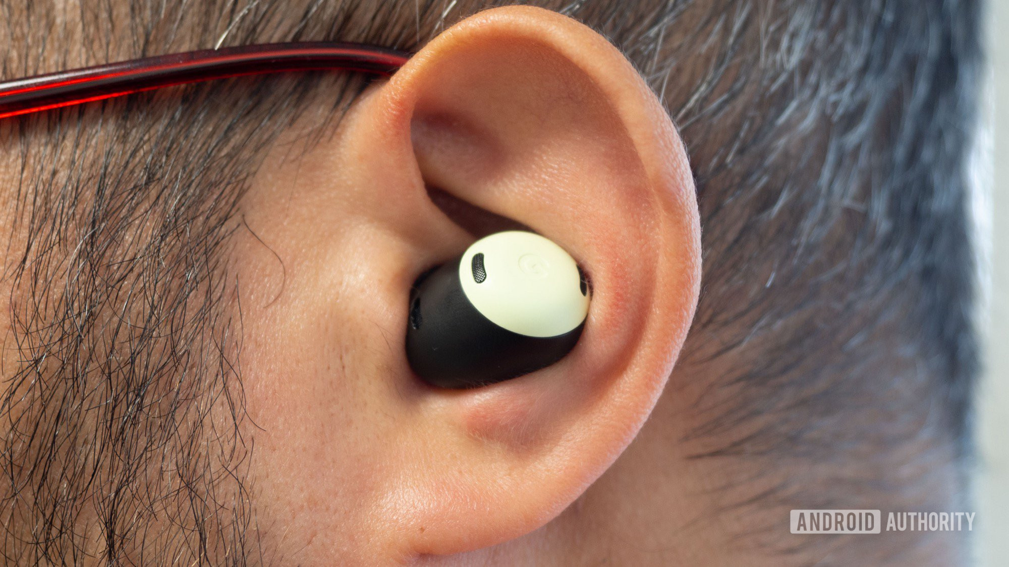 google pixel buds pro στο αυτί 2