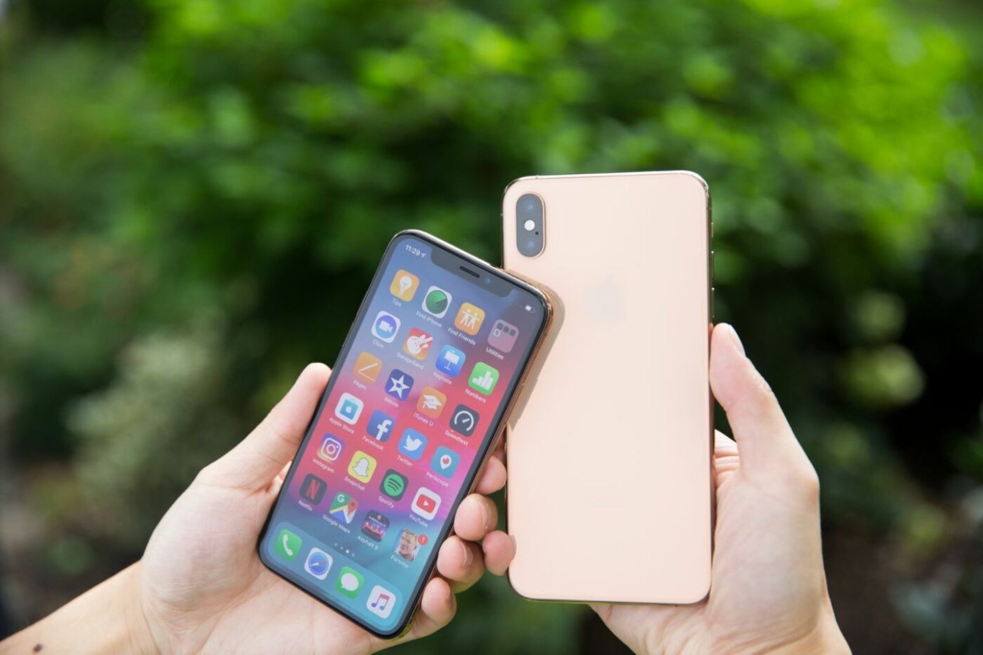 Κάποιος που κρατά το iPhone XS και το iPhone XS Max