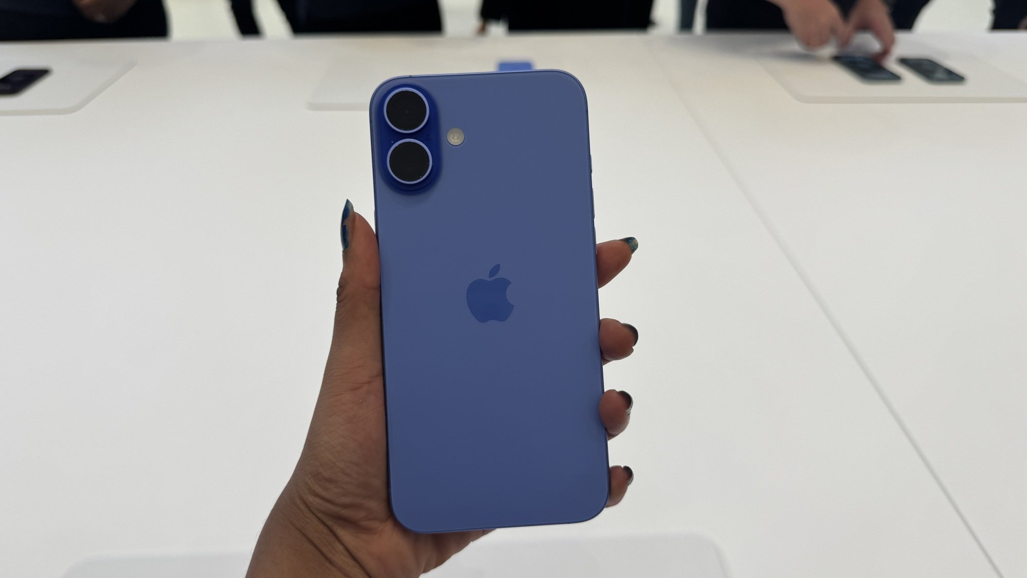 iPhone 16 σε Ultramarine