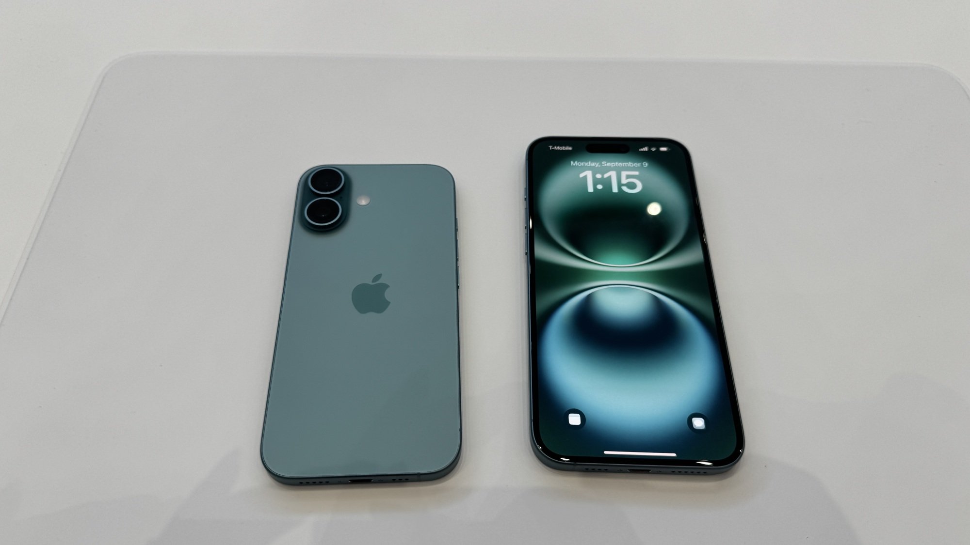 iPhone 16 σε Teal