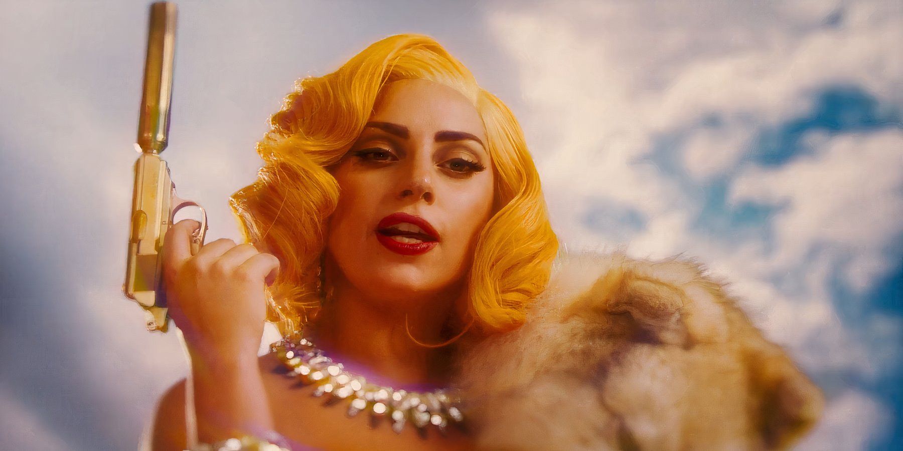 Η Lady Gaga κρατά ένα όπλο στο Machete Kills