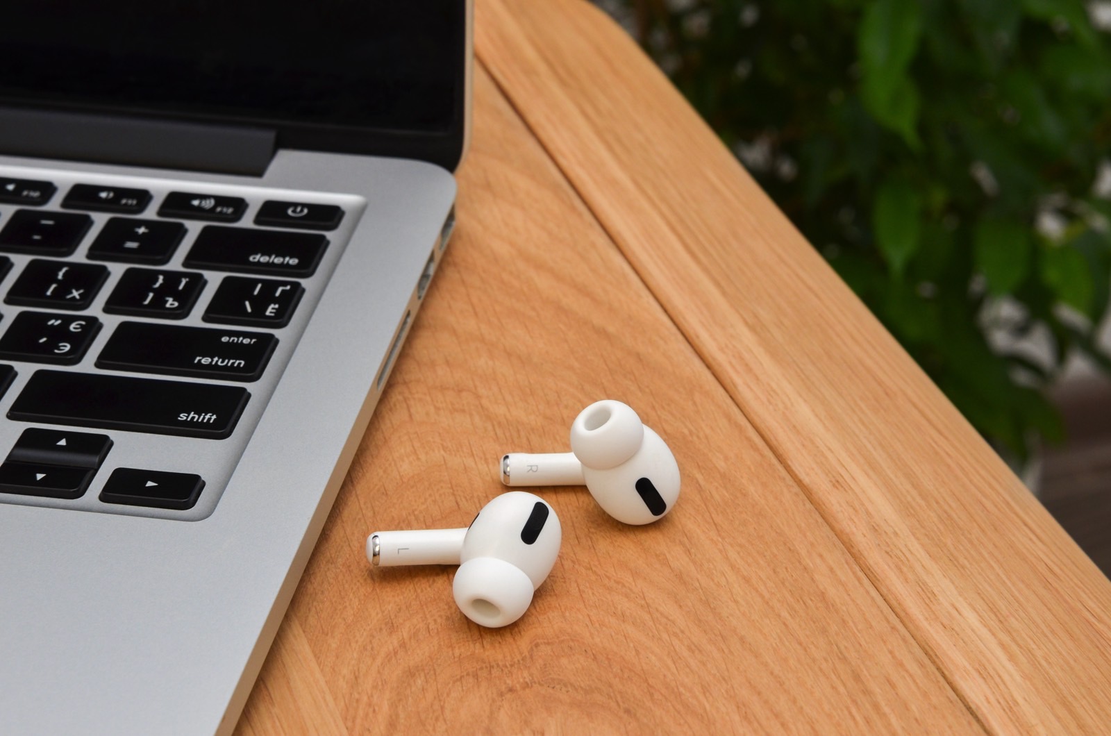 MacBook δίπλα στο AirPods Pro.