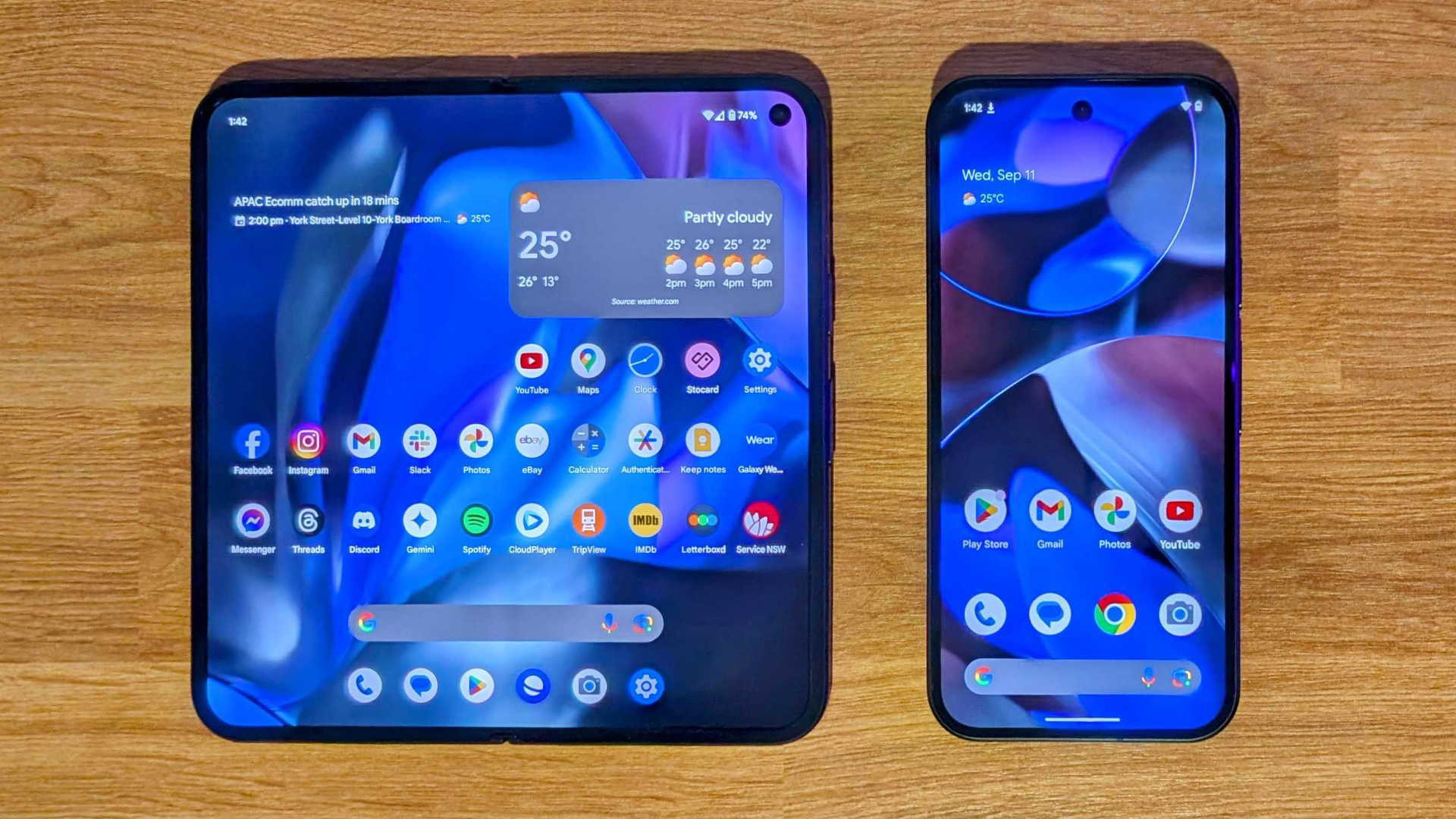 Pixel 9 Pro Αναδιπλώνεται δίπλα σε ένα τυπικό Pixel 9