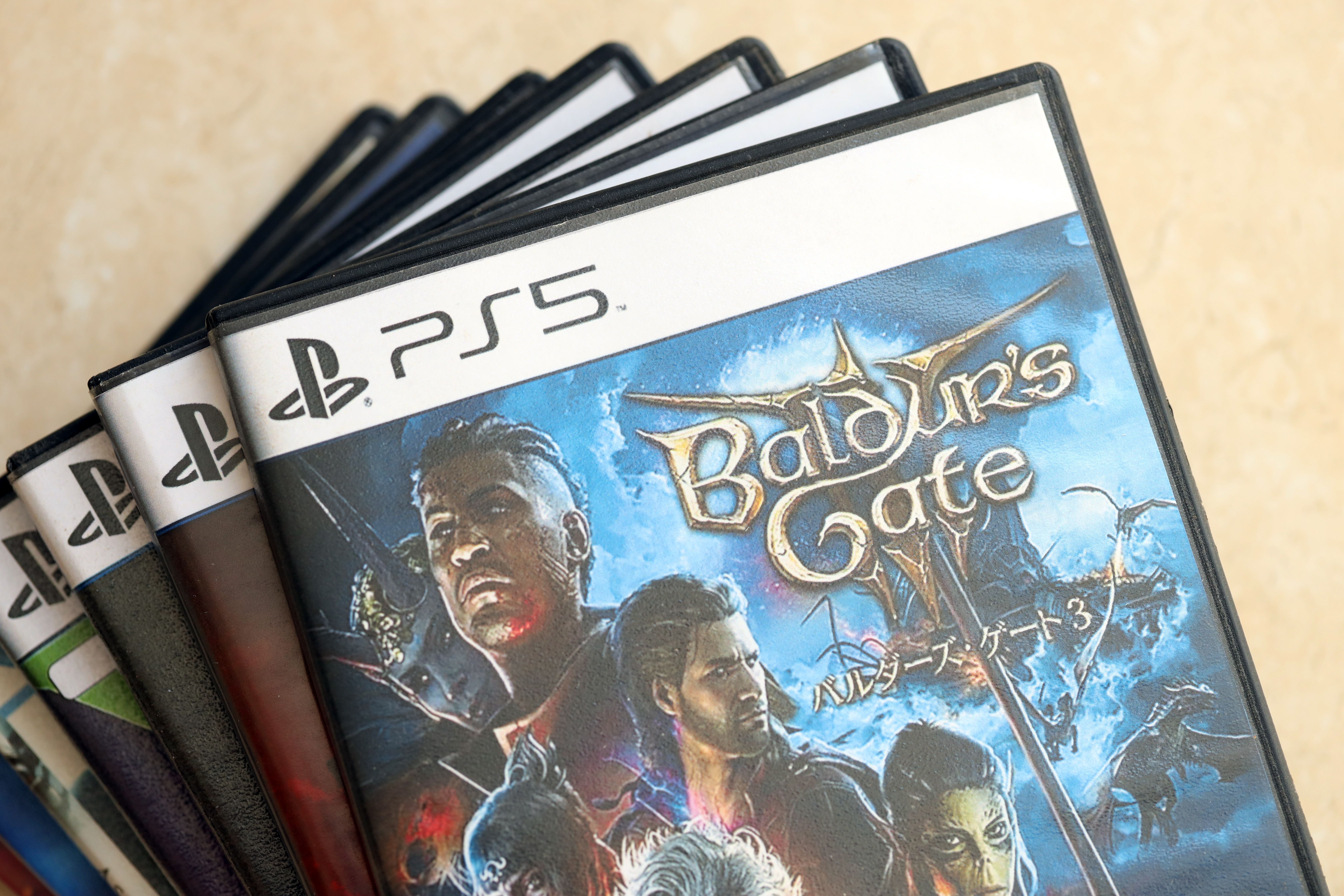 Στοίβα από παιχνίδια PS5 με το Baldur's Gate στην κορυφή.