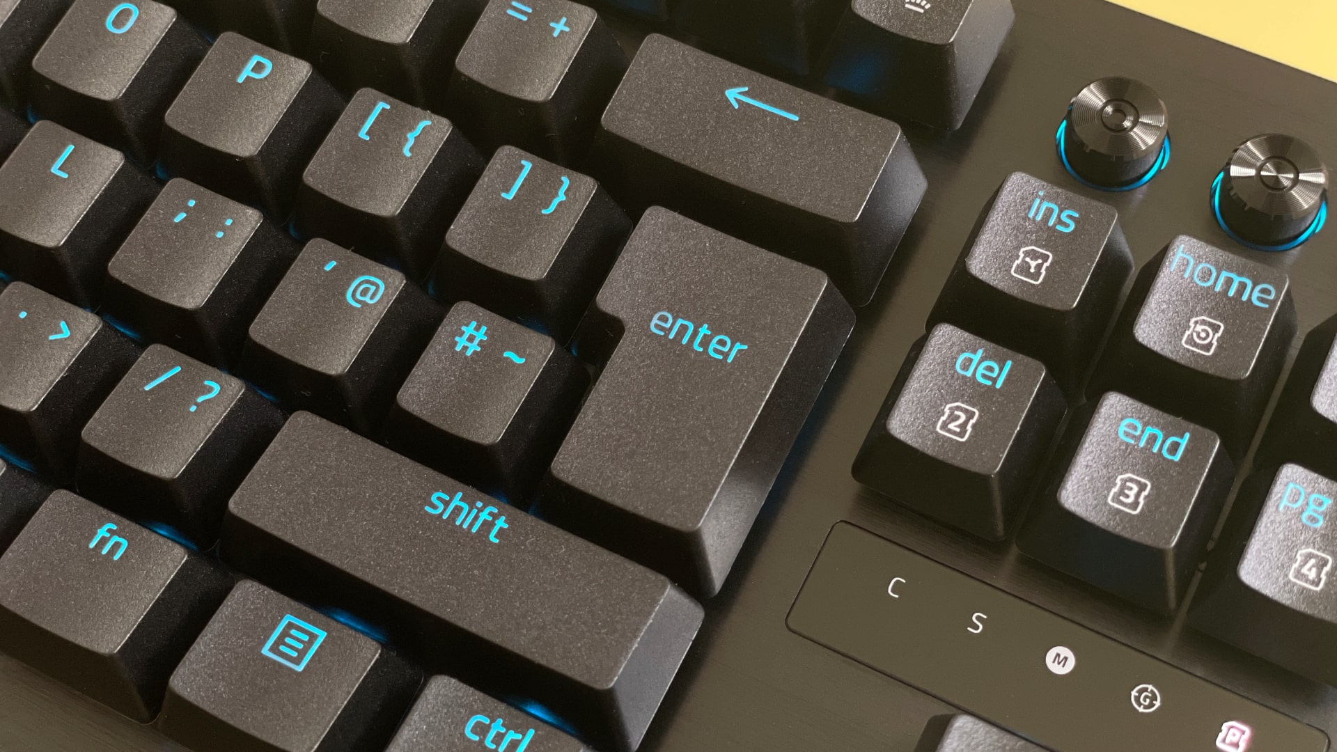 Το μηχανικό πληκτρολόγιο παιχνιδιών Razer Huntsman V3 Pro Tenkeyless σε κίτρινο φόντο.