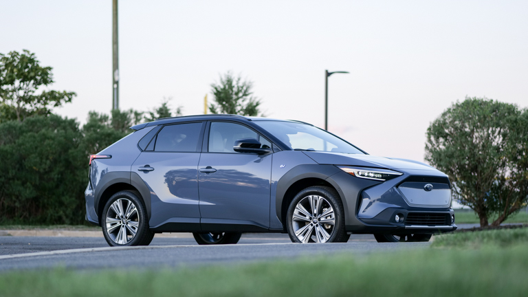 Πλάγια όψη του Subaru Solterra Touring 2024.