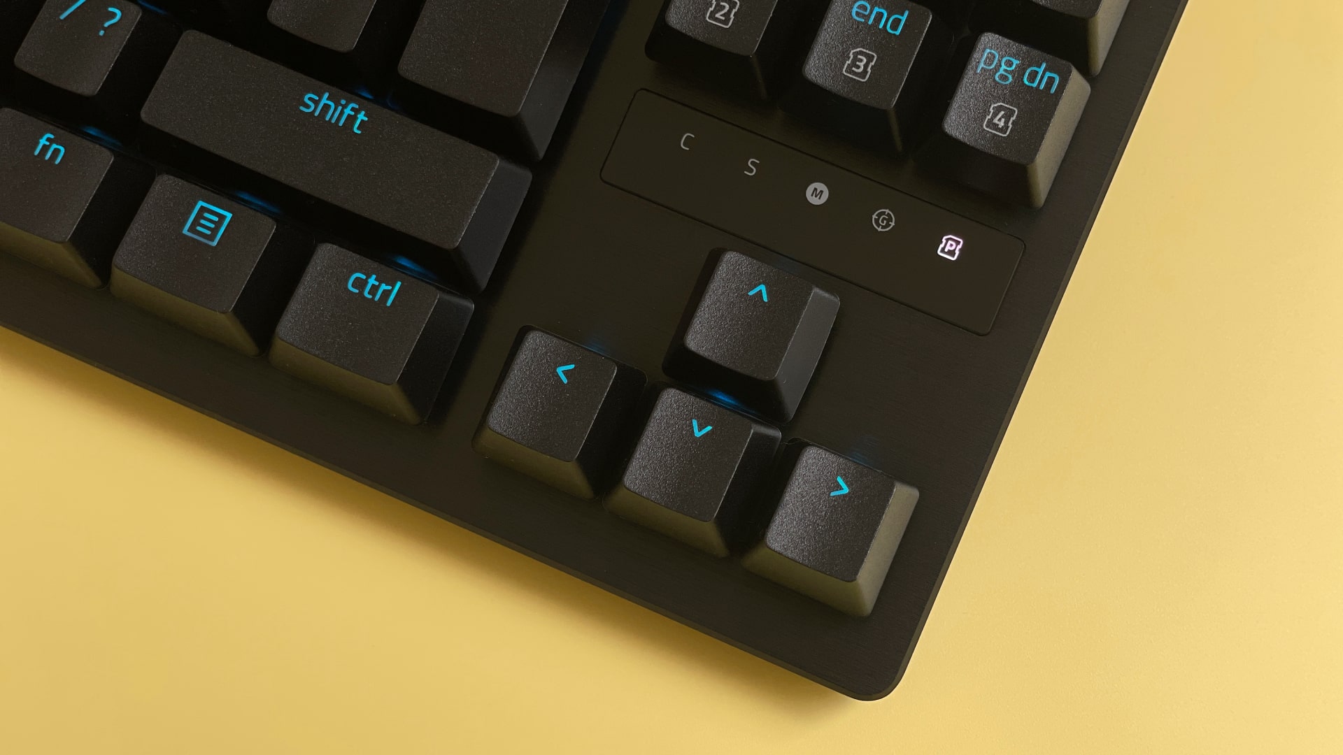 Το μηχανικό πληκτρολόγιο παιχνιδιών Razer Huntsman V3 Pro Tenkeyless σε κίτρινο φόντο.