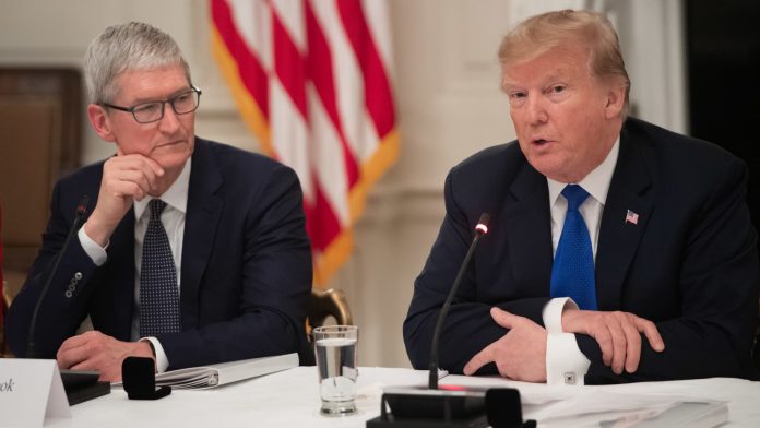 Ο Trump απαιτεί από την Apple να ξεκλειδώσει τα iPhone του σκοπευτή λόγω ξένων εφαρμογών