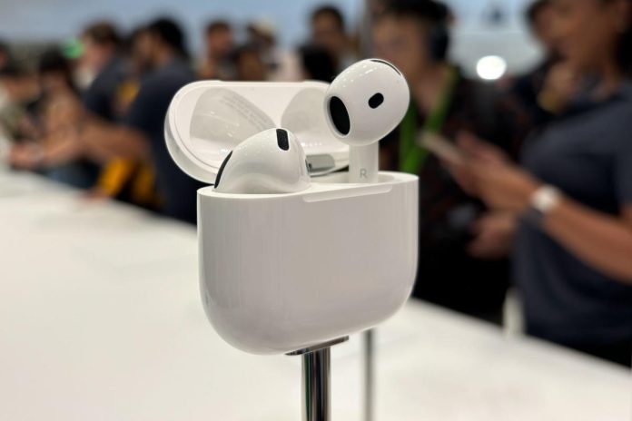 Οι βασικές ενημερώσεις που κάνουν τα AirPods 4 να μπλοκάρουν τον ήχο καλύτερο — και απλώς ακούγονται καλύτερα
