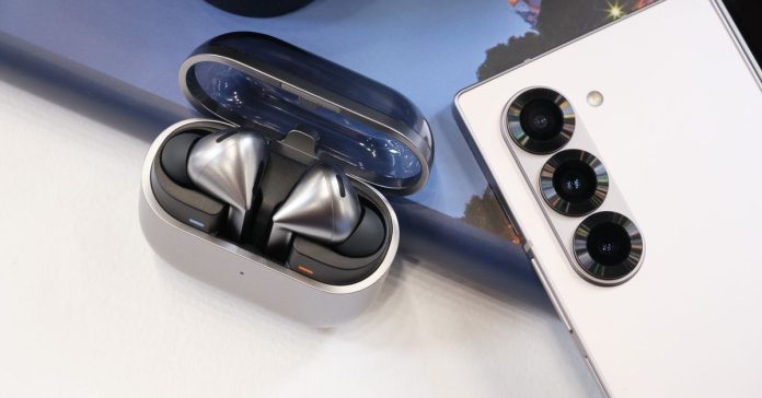 A hands-on product photo of Samsung’s Galaxy Buds 3 / Galaxy Buds 3 Pro.