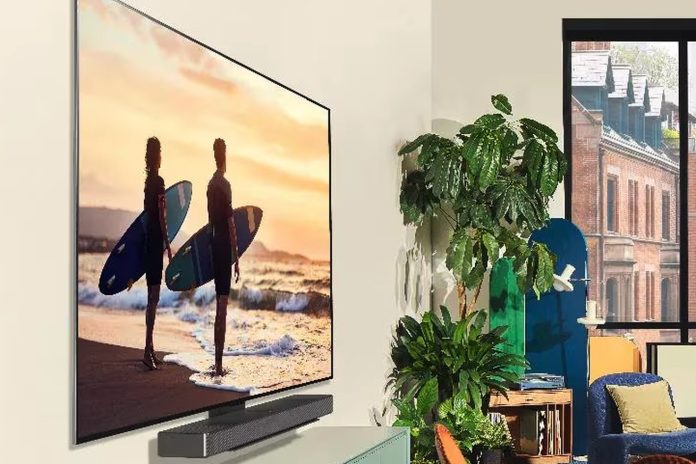   Η τηλεόραση C4 OLED της LG σε ένα σαλόνι ενεργοποιημένη με σέρφερ στην οθόνη.