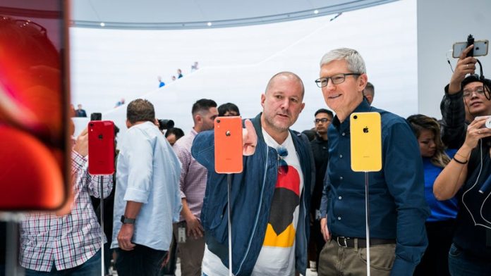 Ο πρώην σχεδιαστής της Apple, Jony Ive, εργάζεται πάνω σε έναν νέο τύπο smartphone
