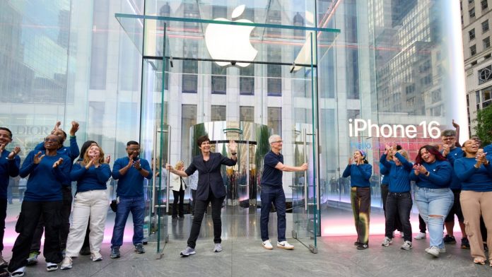 Τα Apple Stores σε όλο τον κόσμο ήταν γεμάτα κόσμο την περασμένη Παρασκευή καθώς κυκλοφόρησε η σειρά iPhone 16
