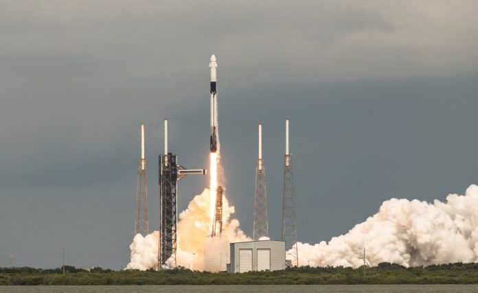 Μετά την παράδοση αστροναυτών στον ISS, το Falcon 9 του SpaceX προσγειώθηκε μετά από 3η ανωμαλία σε 3 μήνες
