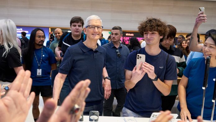 Ο Tim Cook και ο Jimmy Fallon συζητούν για την καριέρα του Cook στην Apple, το iPhone 16 και πολλά άλλα κατά τη διάρκεια της βόλτας στη Νέα Υόρκη
