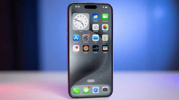 Το iPhone 15 Pro Max είναι το τηλέφωνο με τις κορυφαίες πωλήσεις H1 2024 στον κόσμο, το μοντέλο έκπληξη της Samsung κατατάσσεται στην τρίτη θέση
