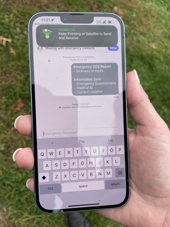 sos έκτακτης ανάγκης μέσω δορυφόρου που δείχνει συνομιλία για υπηρεσίες έκτακτης ανάγκης στο iPhone 14