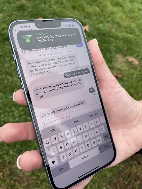 sos έκτακτης ανάγκης μέσω δορυφόρου που δείχνει συνομιλία για υπηρεσίες έκτακτης ανάγκης στο iPhone 14