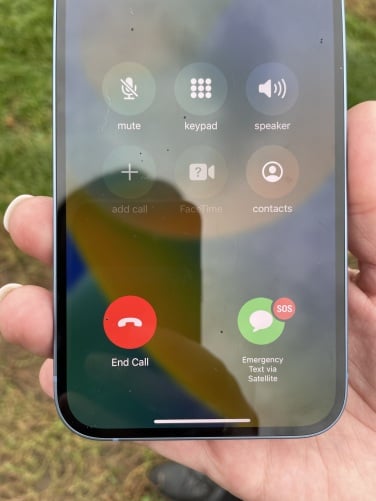 κοντινό πλάνο των επείγουσας λήψης sos μέσω δορυφορικής ενεργοποίησης σε ένα iphone 14