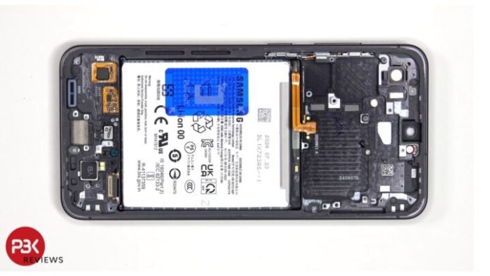 Samsung Galaxy S24 FE Teardown Battery